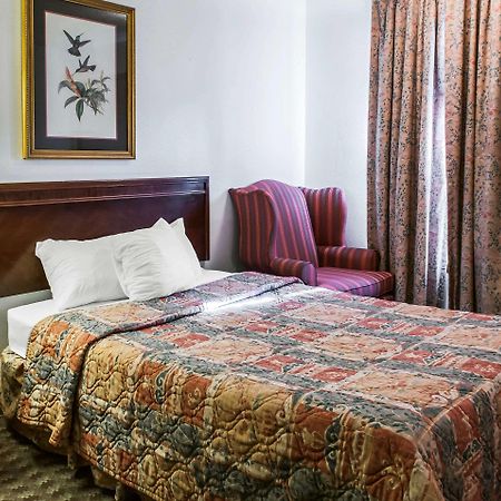 Econo Lodge Eagle Nest Eksteriør bilde
