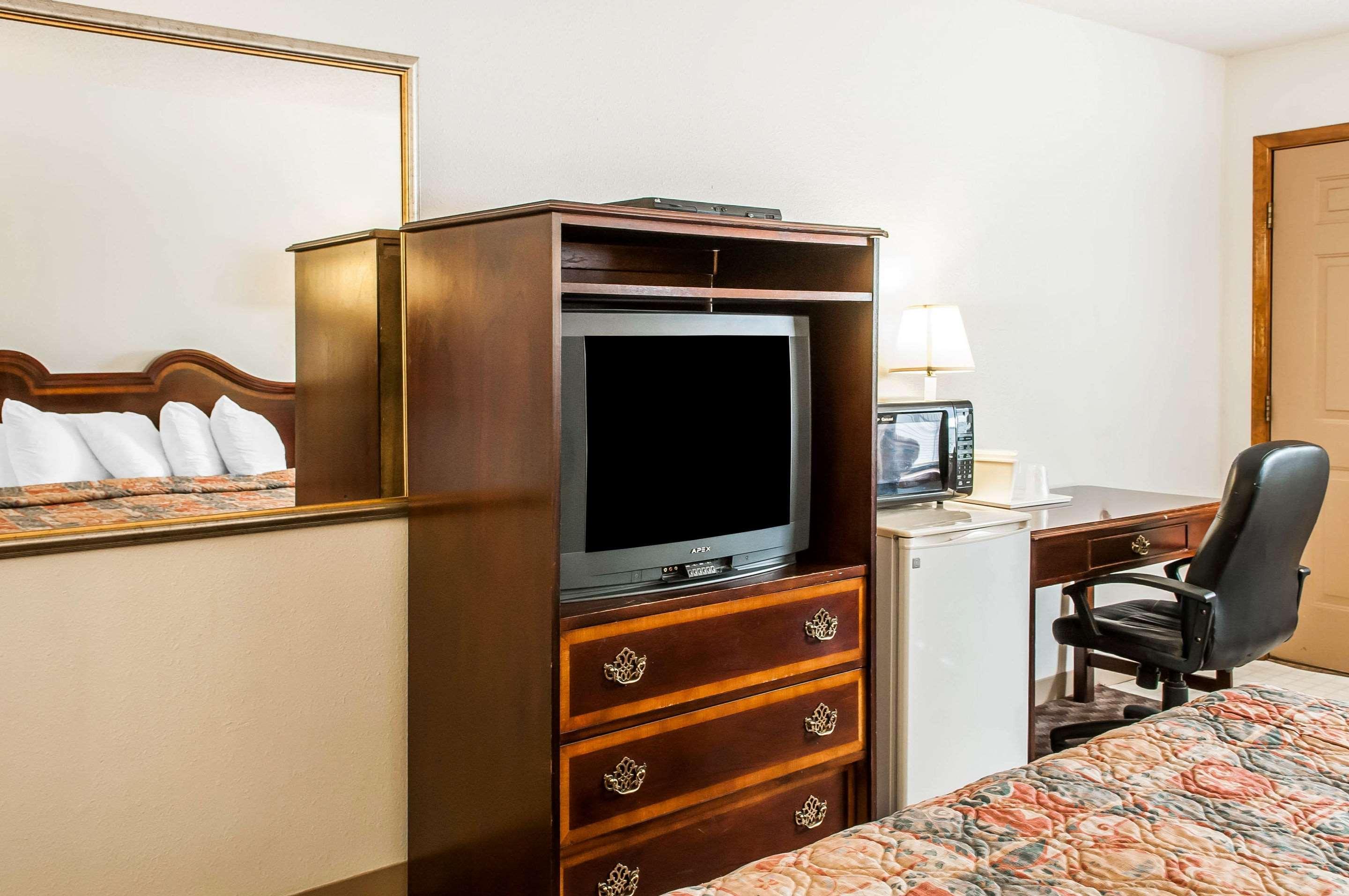 Econo Lodge Eagle Nest Eksteriør bilde