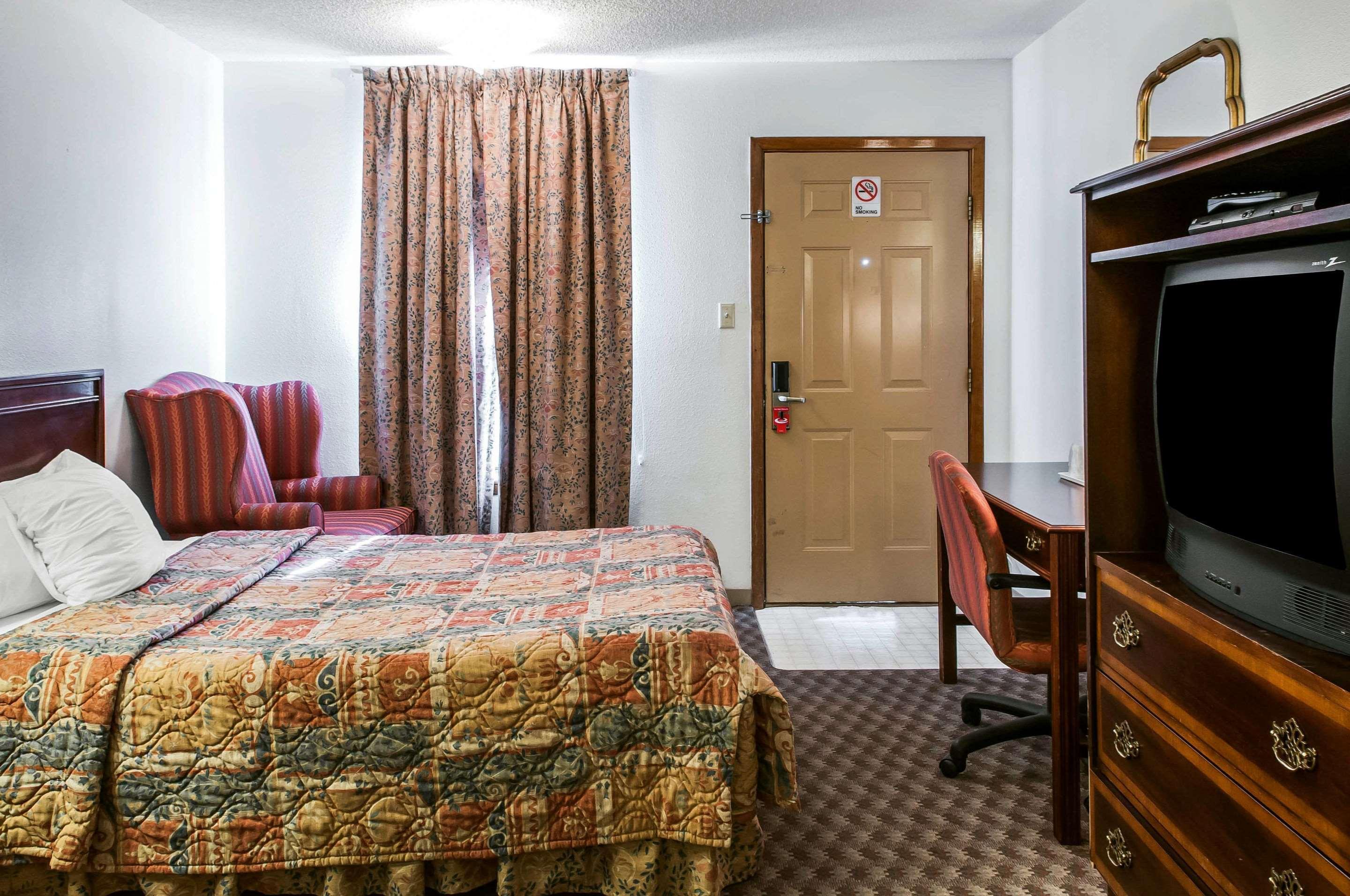 Econo Lodge Eagle Nest Eksteriør bilde